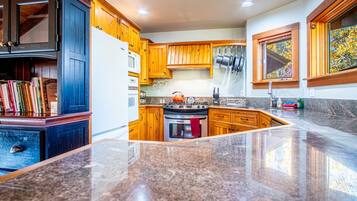 Casa, varias camas, patio, vistas a la montaña (Creekside on Quigley) | Cocina privada | Mesa de comedor