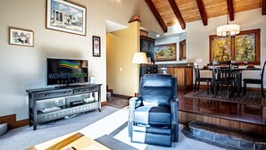 บ้านพัก, หลายเตียง, ลานระเบียง, วิวภูเขา (Creekside on Quigley) | บริเวณนั่งเล่น | ทีวีจอแบน 42 นิ้ว พร้อมช่องดิจิตอล