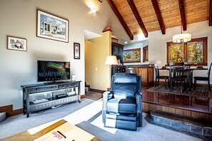 Maison, plusieurs lits, patio, vue montagne (Creekside on Quigley) | Coin séjour