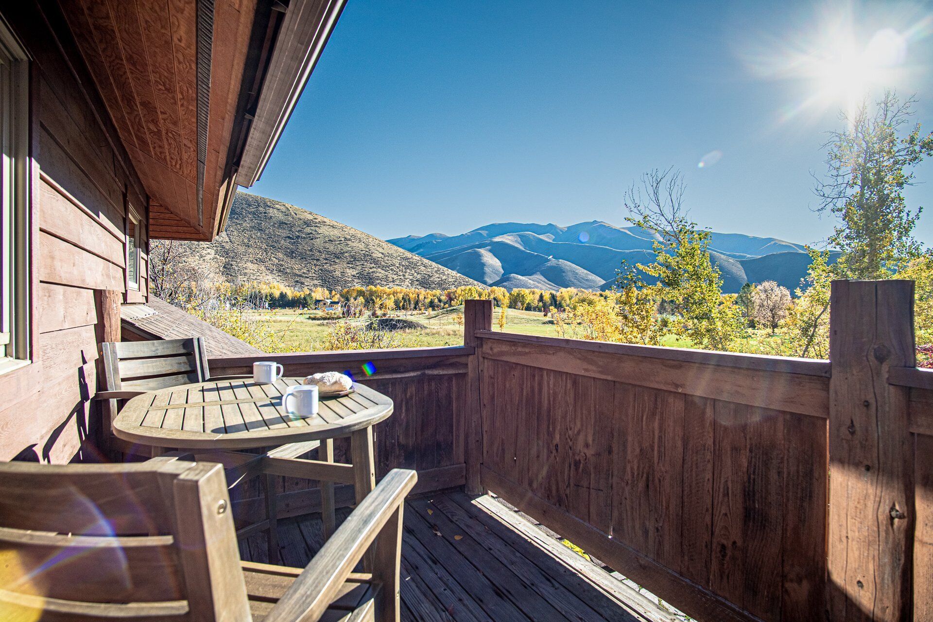 Casa, varias camas, patio, vista a la montaña (Creekside on Quigley) | Restaurante al aire libre