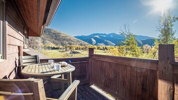 Huis, meerdere bedden, patio, uitzicht op bergen (Creekside on Quigley) | Buiten dineren