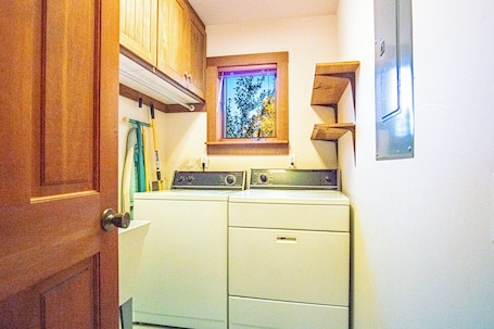 House, Multiple Beds, Patio, Mountain View (Creekside on Quigley) | Laundry