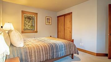 Casa, letti multipli, patio, vista montagna (Creekside on Quigley) | 3 camere, con stile personalizzato, con arredamento individuale