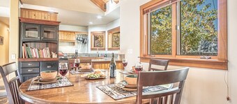 Creekside on Quigley - 3BD Private Home on Trails + Hot Tub