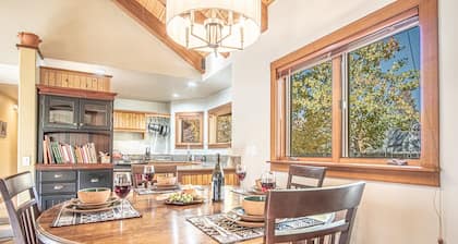 Creekside on Quigley - 3BD Private Home on Trails + Hot Tub