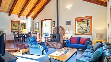 Casa, letti multipli, patio, vista montagna (Creekside on Quigley) | Area soggiorno | TV a schermo piatto 42 pollici con canali digitali