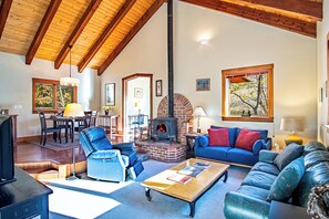 Living area - Creekside on Quigley - 3BD Private Home on Trails + Hot Tub (Hailey)