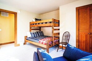 Casa, várias camas, varanda, vista para a montanha (Creekside on Quigley) | 3 quartos, individualmente decorados, individualmente mobiliados