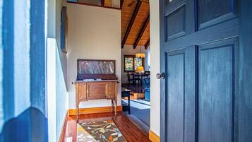 Casa, varias camas, patio, vista a la montaña (Creekside on Quigley) | Interior