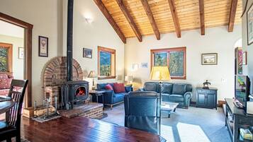 Casa, letti multipli, patio, vista montagna (Creekside on Quigley) | Area soggiorno | TV a schermo piatto 42 pollici con canali digitali