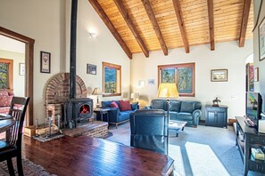 Maison, plusieurs lits, patio, vue montagne (Creekside on Quigley) | Coin séjour