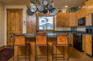 Huoneisto, useita sänkyjä, patio, vuoristonäköala (110 Flower Drive D) | Yksityinen keittiö | Ruokailupöytä