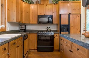 Kondominium, Beberapa Tempat Tidur, patio, pemandangan gunung (110 Flower Drive D) | Dapur pribadi | Meja makan