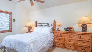 Appartement, Meerdere bedden, terras, uitzicht op bergen (110 Flower Drive D) | 3 slaapkamers, individueel gedecoreerd, individueel gemeubileerd