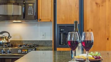 Condo, nhiều giường, sân hiên, quang cảnh núi (110 Flower Drive D) | Bếp riêng | Bàn ăn