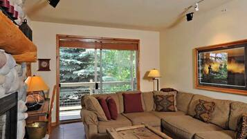 Appartamento, letti multipli, patio, vista montagna (110 Flower Drive D) | Area soggiorno | TV a schermo piatto 42 pollici con canali digitali