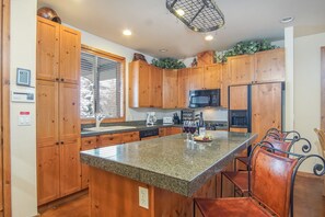 Appartamento, letti multipli, patio, vista montagna (110 Flower Drive D) | Cucina privata | Tavolo da pranzo