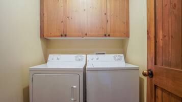 Condo, Multiple Beds, Patio, Mountain View (110 Flower Drive D) | Laundry