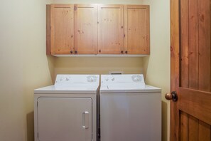 Appartamento, letti multipli, patio, vista montagna (110 Flower Drive D) | Lavanderia