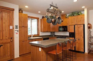 公寓式客房, 多张床, 露台, 山景 (110 Flower Drive D) | 私人厨房 | 餐桌