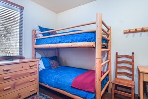 Condo, várias camas, varanda, vista para a montanha (110 Flower Drive D) | 3 quartos, individualmente decorados, individualmente mobiliados