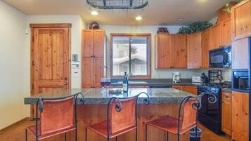 Lägenhet - flera sängar - uteplats - utsikt mot bergen (110 Flower Drive D) | Eget kök | Matbord