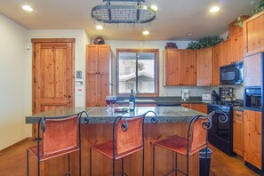 콘도, 침대(여러 개), 파티오, 산 전망 (110 Flower Drive D) | 전용 주방 | 식탁