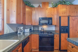 公寓客房, 多張床, 露台, 山景 (110 Flower Drive D) | 私人廚房 | 餐桌