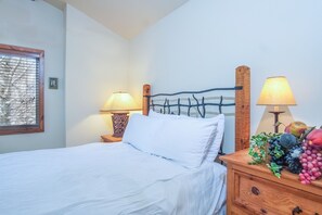 公寓客房, 多張床, 庭院, 山景 (110 Flower Drive D) | 3 間臥室、獨特裝潢、布置獨特、床單