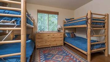 Appartement, meerdere bedden, patio, uitzicht op bergen (110 Flower Drive D) | 3 slaapkamers, individueel gedecoreerd, individueel gemeubileerd