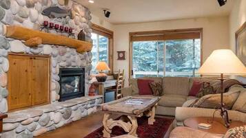 Appartement, meerdere bedden, patio, uitzicht op bergen (110 Flower Drive D) | Woonruimte | Een 42-inch flatscreentelevisie met digitale zenders