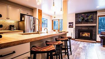 Leilighet, flere senger, peis, fjellutsikt (Sun Valley Condo 123) | Eget kjøkken | Spisebord