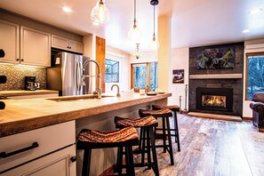 Condo, varias camas, chimenea, vista a la montaña (Sun Valley Condo 123) | Cocina privada | Comedor 