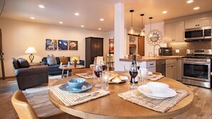 콘도, 침대(여러 개), 벽난로, 산 전망 (Sun Valley Condo 123) | 전용 주방