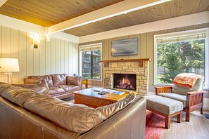 콘도, 퀸사이즈침대 2개, 파티오, 산 전망 (Sun Valley Villager Vacation Condo) | 거실 공간 | 디지털 채널 시청이 가능한 42인치 평면 TV