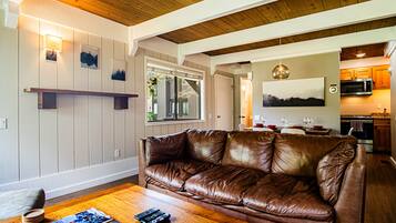 Condo, 2 Queen Beds, Patio, Mountain View (Sun Valley Villager Vacation Condo) | Living area | 42-inch flat-screen TV with digital channels