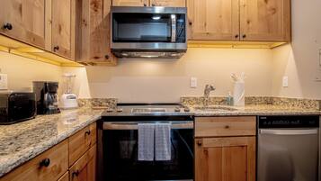 Condo, 2 Queen Beds, Patio, Mountain View (Sun Valley Villager Vacation Condo) | Private kitchen | Dining tables