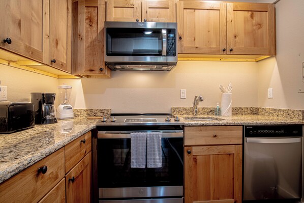 Condo, 2 Queen Beds, Patio, Mountain View (Sun Valley Villager Vacation Condo) | Private kitchen | Dining tables