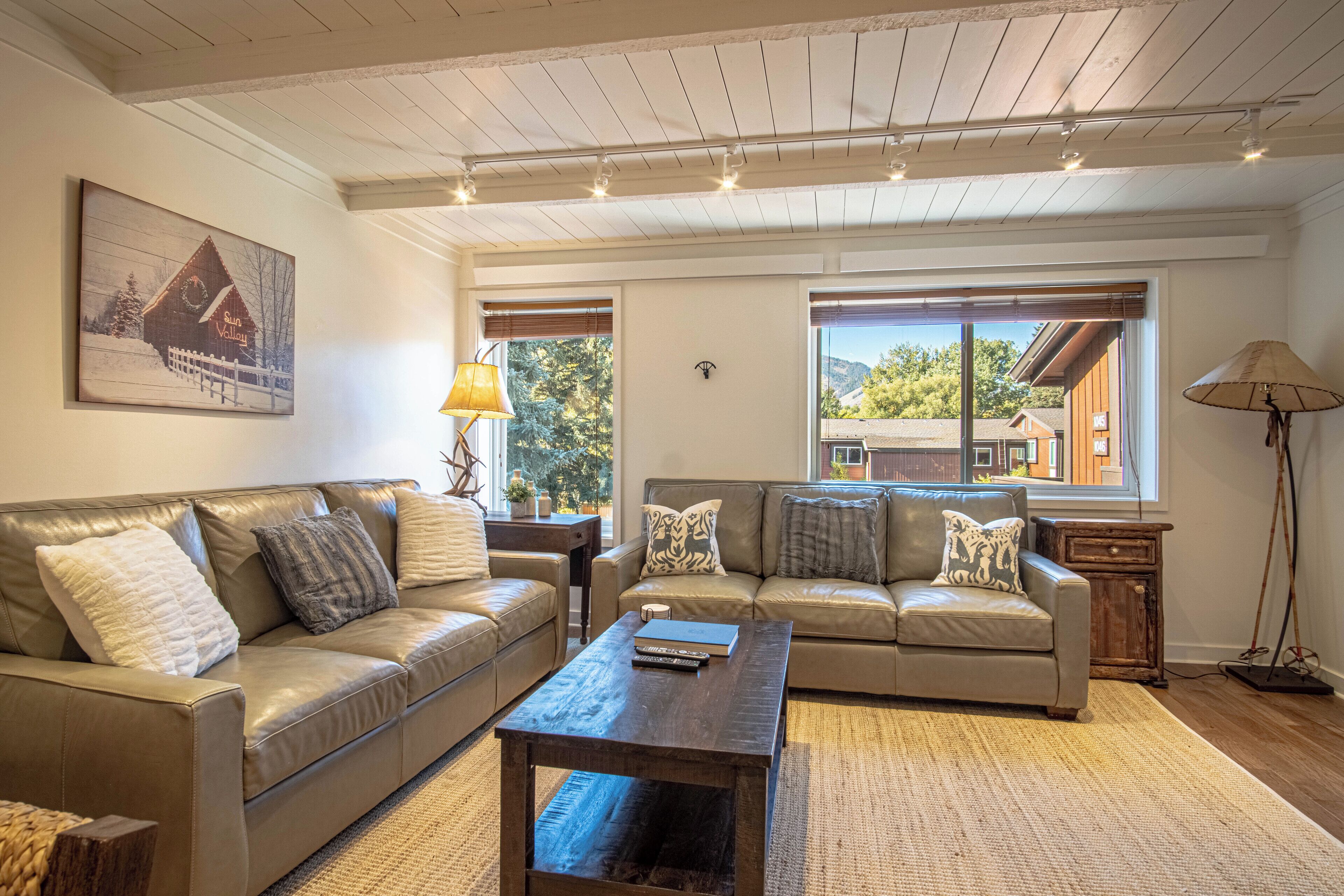 公寓客房, 2 張加大雙人床, 庭院, 山景 (Atelier Alpine) | 起居區 | 42-吋平面電視，提供數位頻道