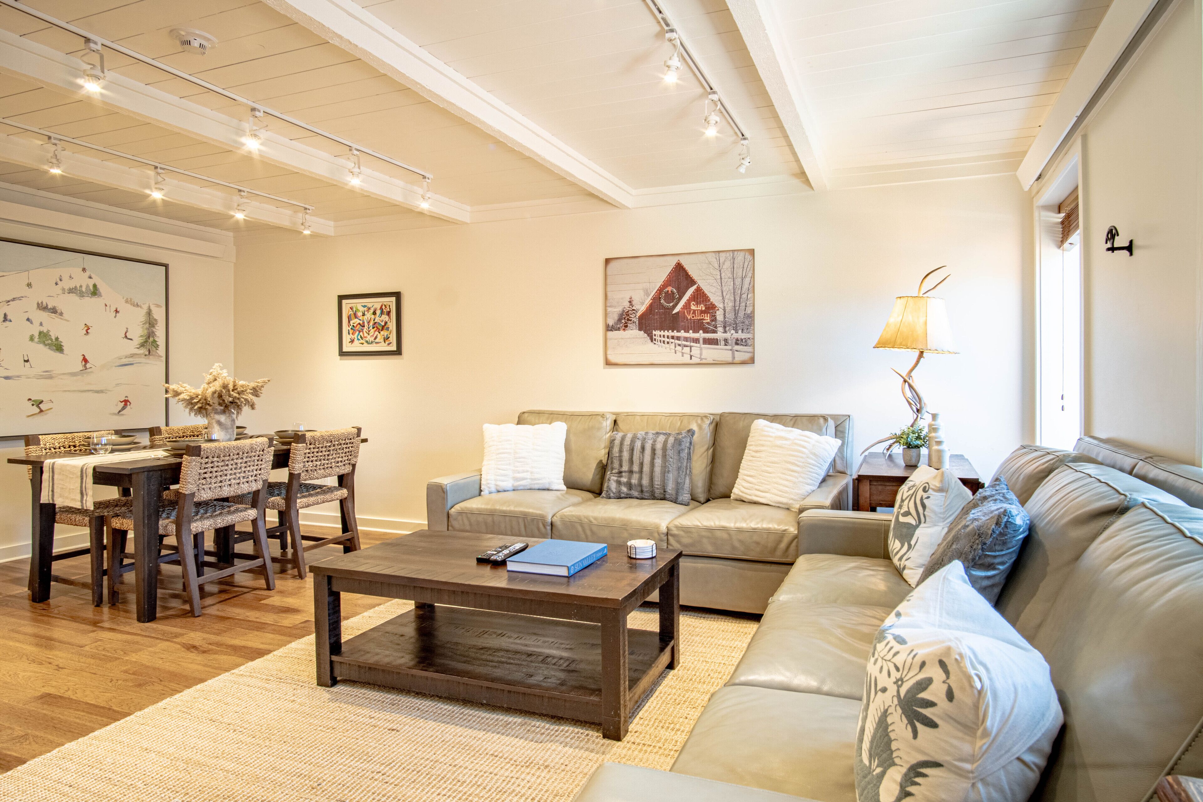 คอนโด, เตียงควีนไซส์ 2 เตียง, ลานระเบียง, วิวภูเขา (Atelier Alpine) | บริเวณนั่งเล่น | ทีวีจอแบน 42 นิ้ว พร้อมช่องดิจิตอล
