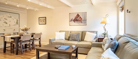 Condo, 2 grands lits, patio, vue sur la montagne (Atelier Alpine) | Aire de séjour | Téléviseur à écran plat de 42 po avec télévision numérique