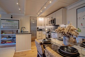 Apartment, 2 Queen-Betten, Terrasse, Bergblick (Atelier Alpine) | Eigene Küche