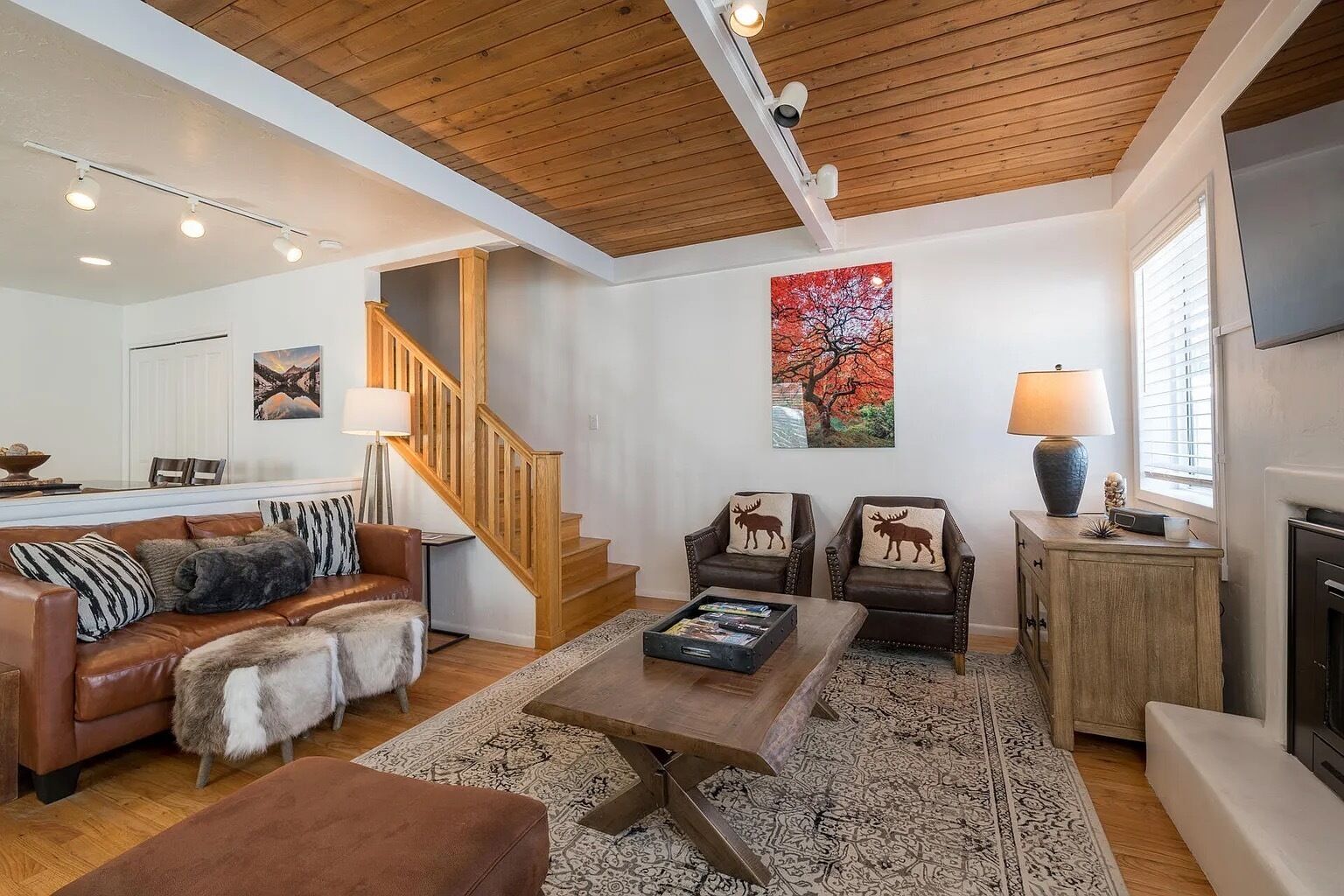 Leilighet, flere senger, terrasse, fjellutsikt (Pinewood Condo 124) | Oppholdsområde | En 42-tommers Flatskjerm-TV med digitale kanaler