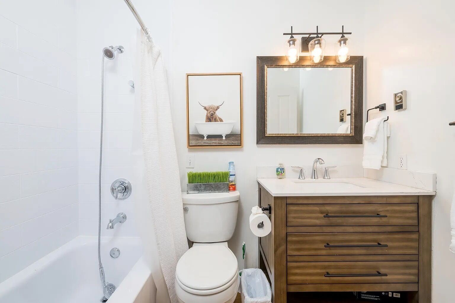 Ein Badezimmer mit Dusche, Toilette, Waschbecken und Waschtisch.
