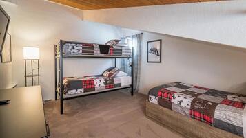 Condo, Multiple Beds, Patio, Mountain View (Pinewood Condo 124) | 3 bedrooms, individually decorated, individually furnished, bed sheets