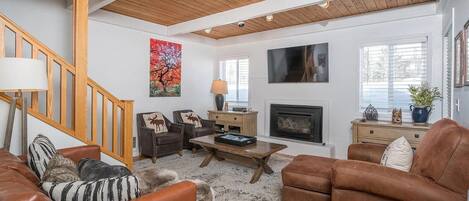 Appartement, Meerdere bedden, terras, uitzicht op bergen (Pinewood Condo 124) | Woonruimte | Een 42-inch flatscreentelevisie met digitale zenders