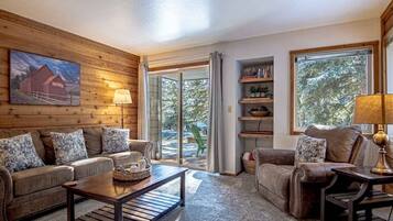 Condo, Multiple Beds, Patio, Mountain View (Bluff Condo 4119) | Living area | 42-inch flat-screen TV with digital channels