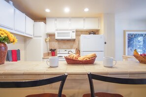 公寓式客房, 多张床, 露台, 山景 (Sun Valley Condo 101) | 私人厨房 | 餐桌