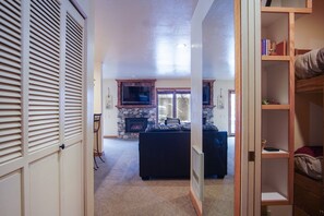 Condo, nhiều giường, sân hiên, quang cảnh núi (Sun Valley Condo 101) | Khu phòng khách | TV màn hình phẳng 42-inch có truyền hình kỹ thuật số