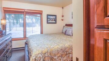 Apartamento, varias camas, patio, vistas a la montaña (Sun Valley Condo 101) | 1 dormitorio, decoración individual, mobiliario individual